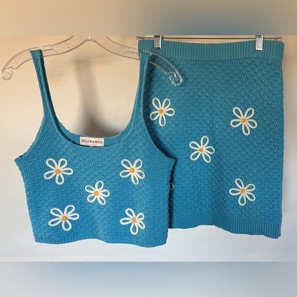 Preloved Willow & Wind Blue Daisy Knit Crop Top Tank & Skirt Set Size Medium - Picture 1 of 8
